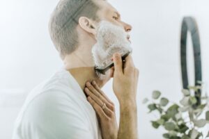 Lees meer over het artikel Efficiënt Scheren voor Mannen: Tips, Technieken & Keuzes